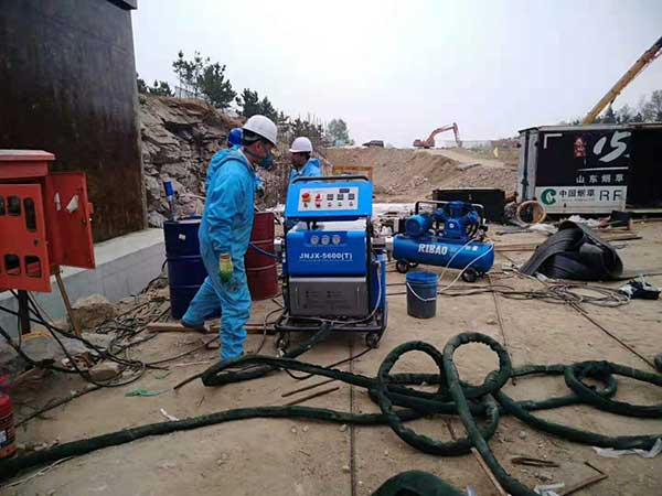 防腐工程如何噴涂聚脲?什么機(jī)器好用?(圖1) 聚脲噴涂機(jī)H5600(T)噴涂測試